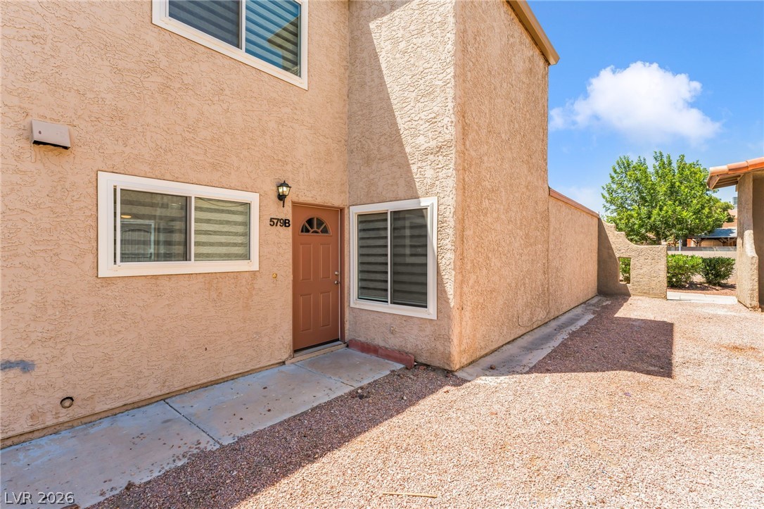 579 Roxella Lane B Property Photo 3