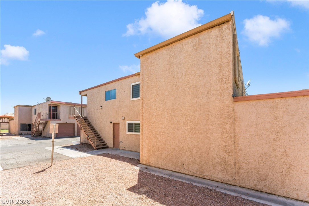 579 Roxella Lane B Property Photo 4