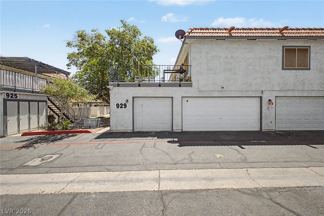 929 Willow Tree Drive D Property Photo 1