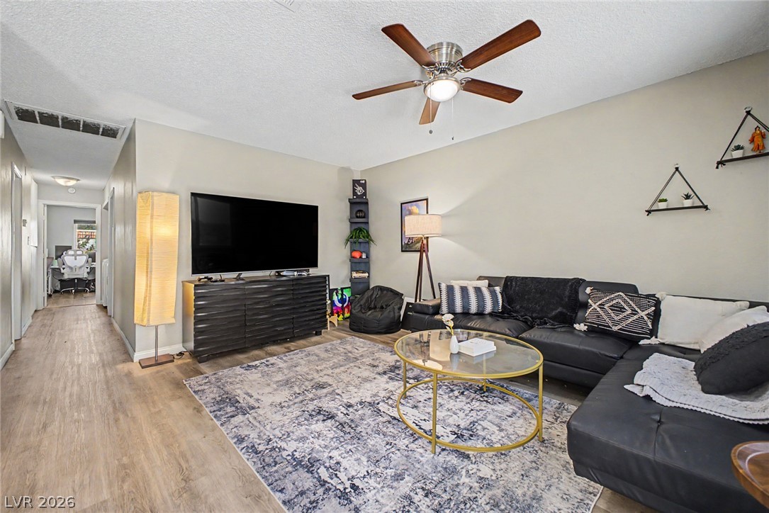 929 Willow Tree Drive D Property Photo 6