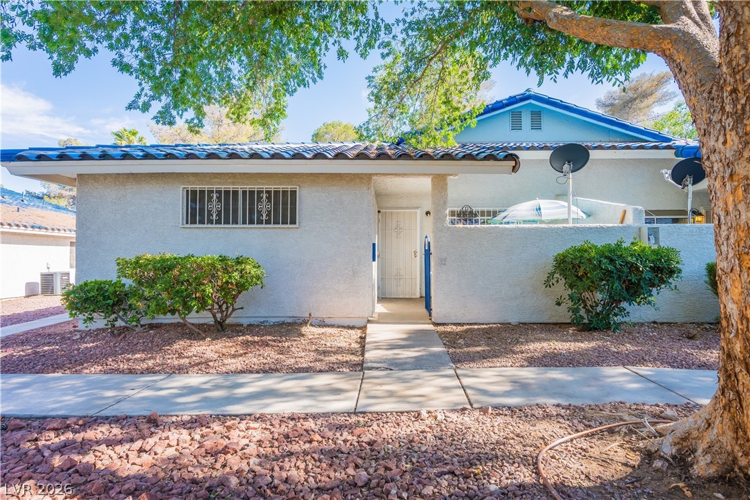 2124 Willowbury Drive B Property Photo 1