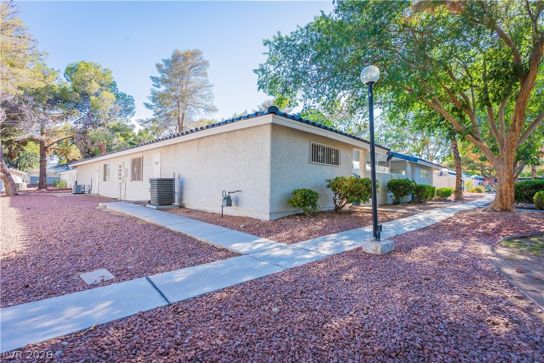 2124 Willowbury Drive B Property Photo 2