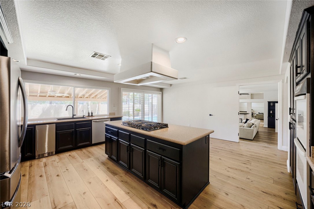 8716 Castle Hill Avenue Property Photo 14