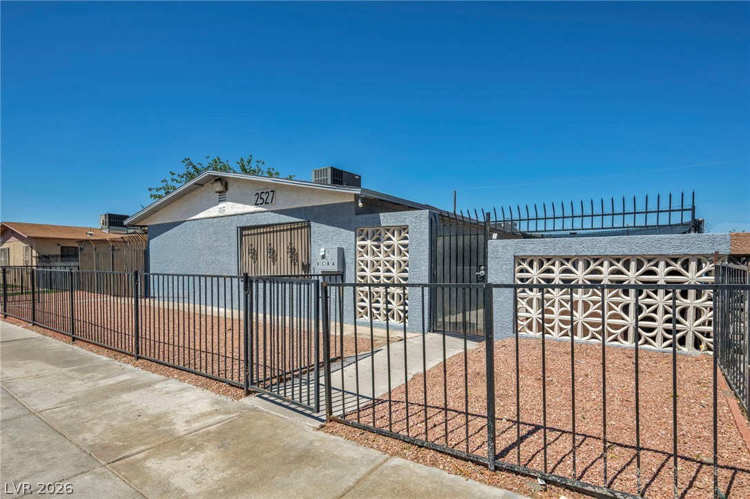 2527 Carroll Street Property Photo 3