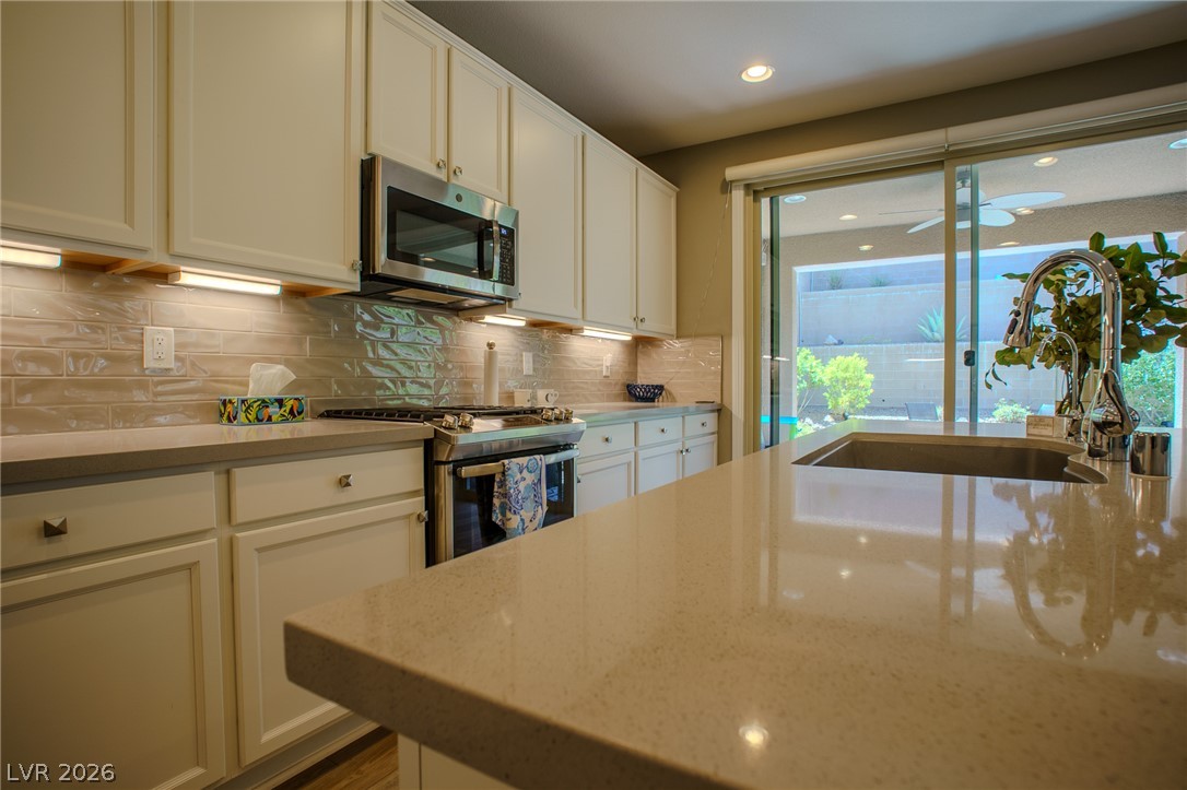 457 Bolsa Basin Avenue Property Photo 13
