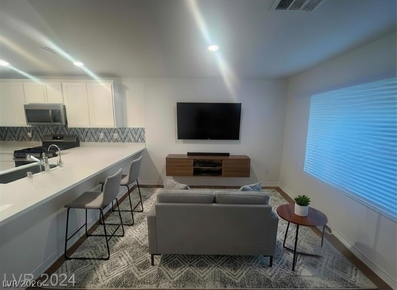 6212 Rathbone Street Property Photo 4