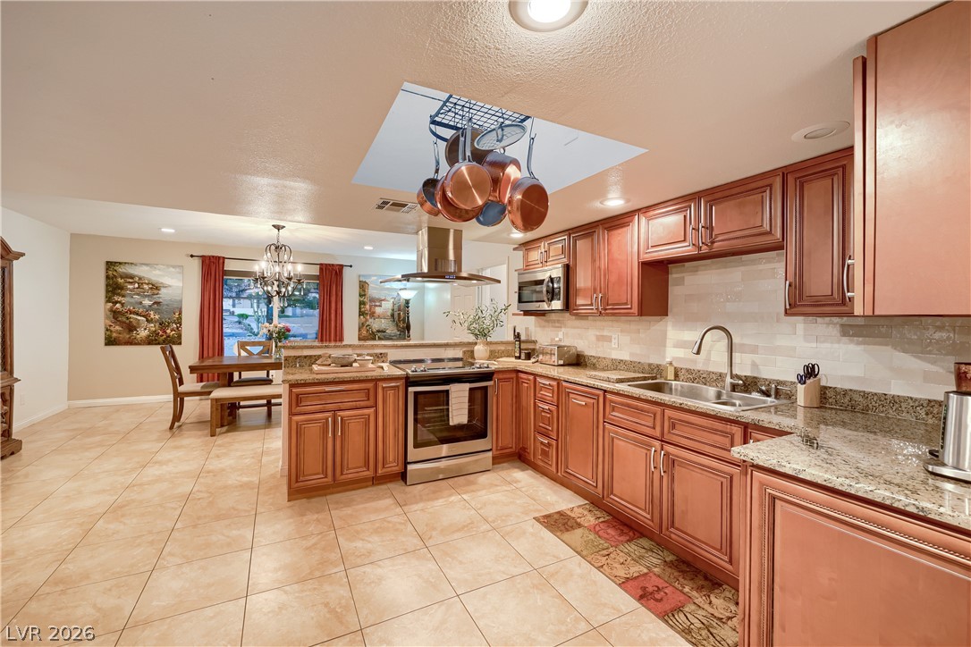 1027 Sidehill Way Property Photo 12