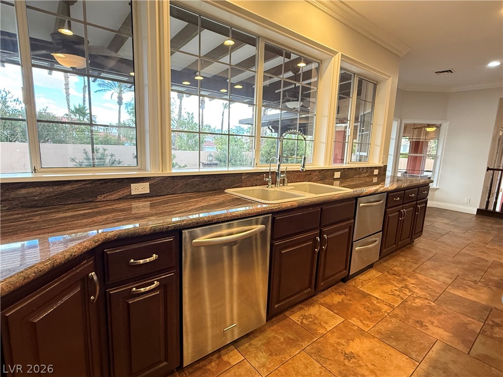 8112 Sapphire Bay Circle Property Photo 9