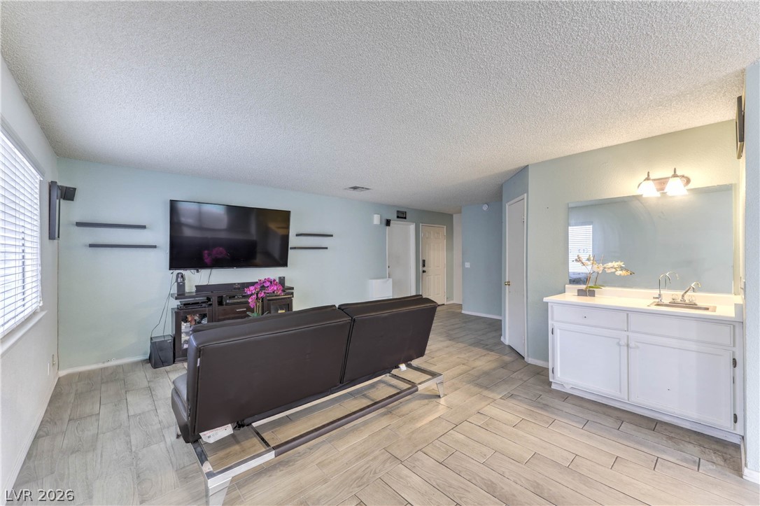 581 Carleton Drive Property Photo 4