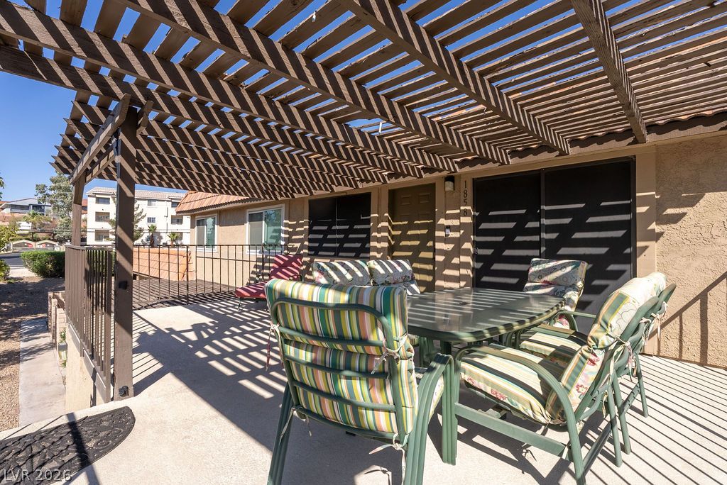 1858 Avacado Court Property Photo 4