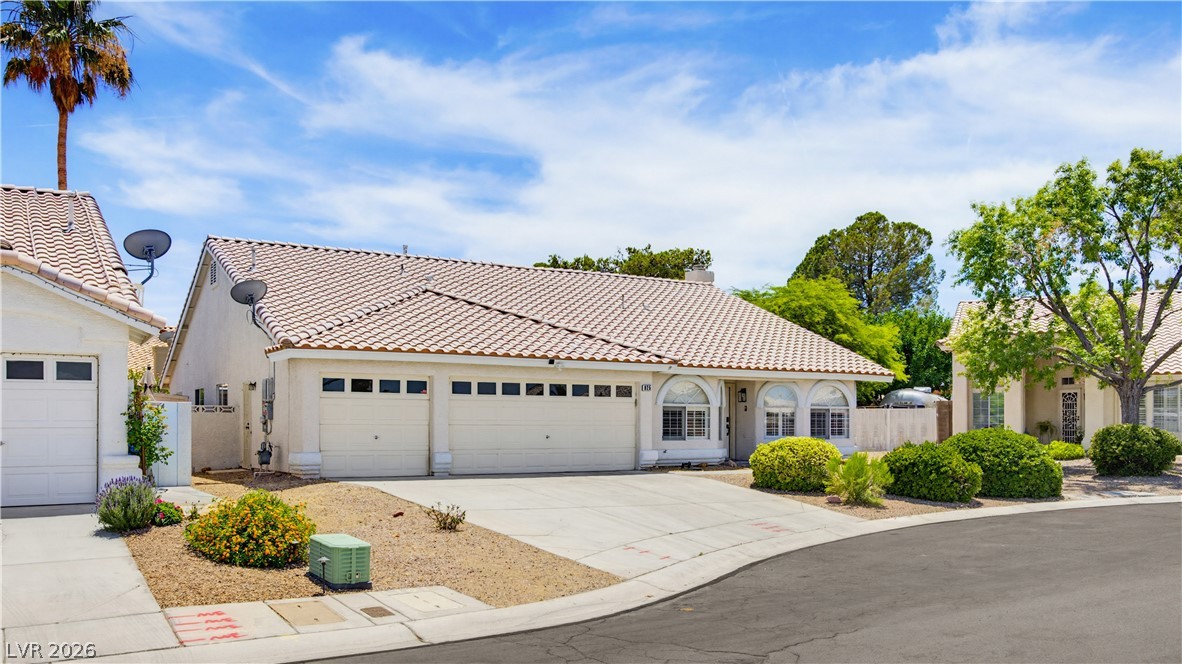 825 Royal Moon Avenue Property Photo 3
