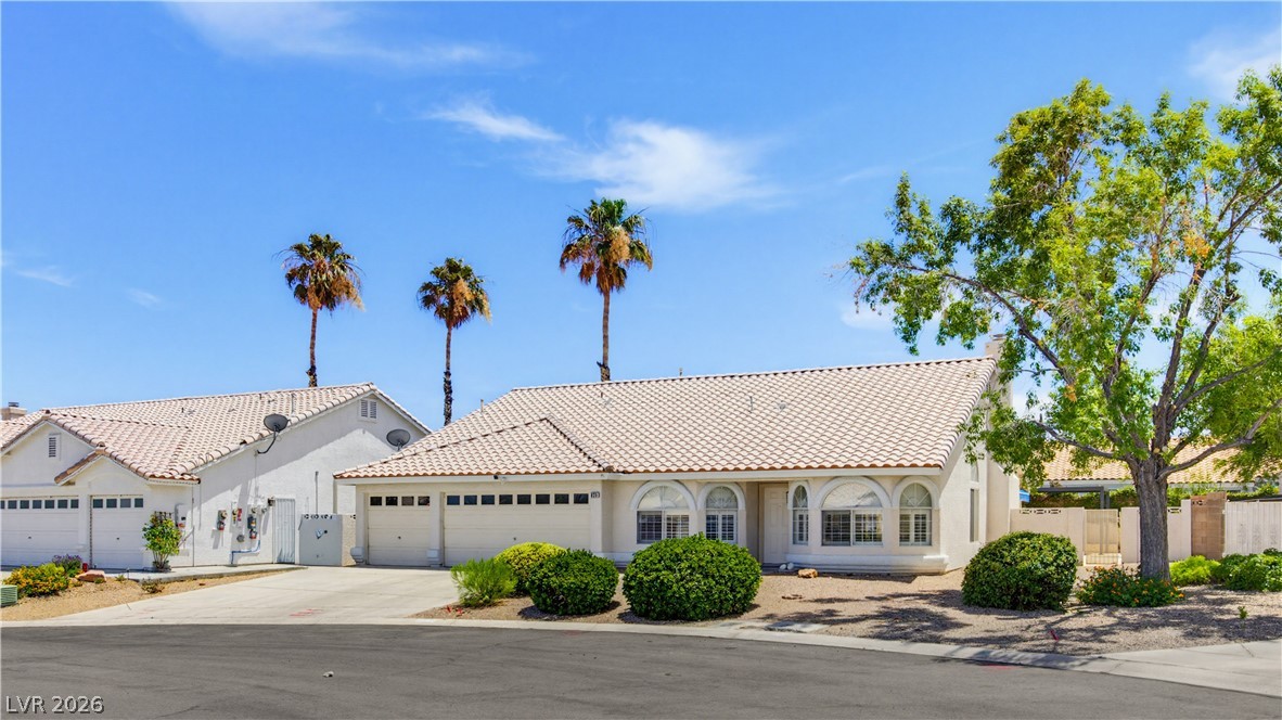 825 Royal Moon Avenue Property Photo 4