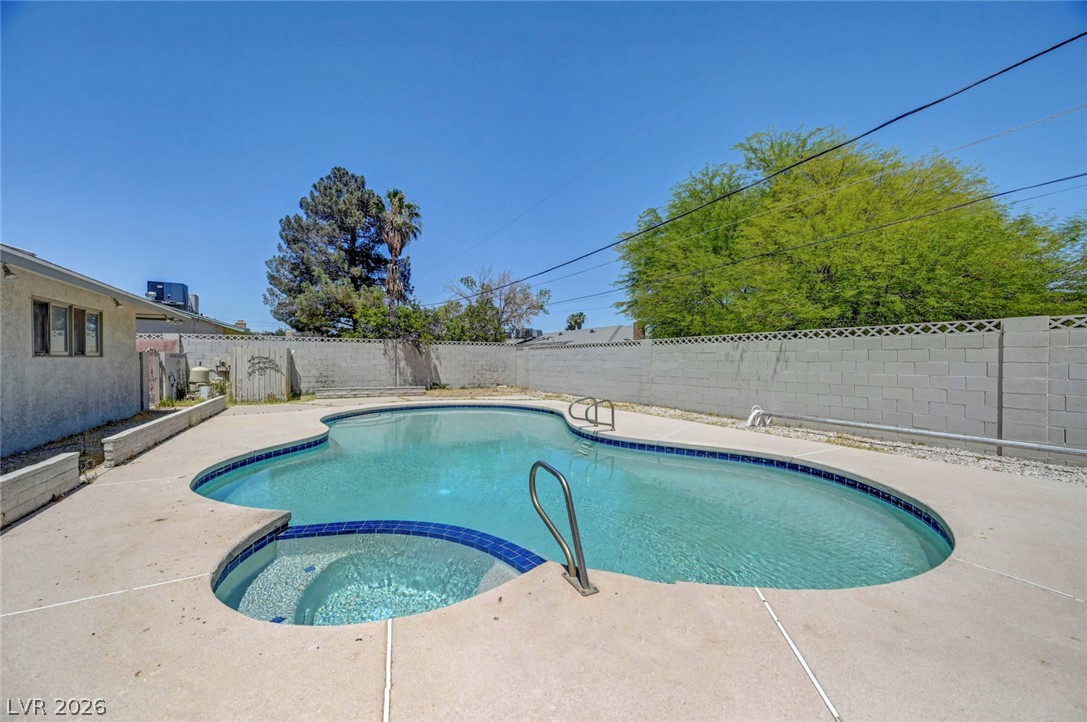 1900 Stonehaven Drive Property Photo 2