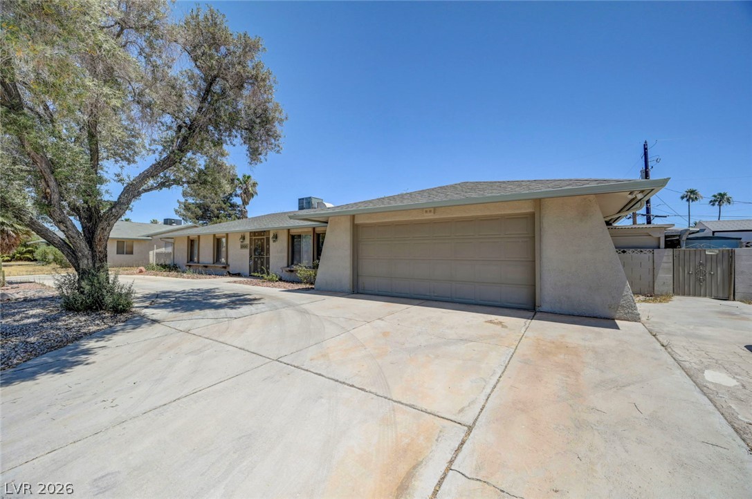 1900 Stonehaven Drive Property Photo 7