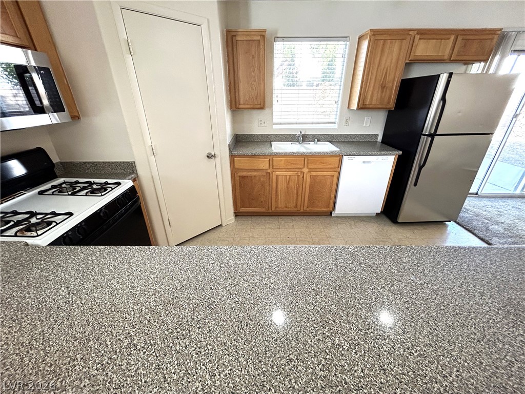 4916 River Splash Avenue Property Photo 4