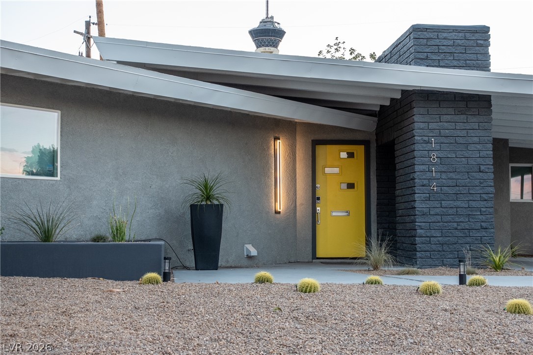 1814 8th Place Property Photo 3