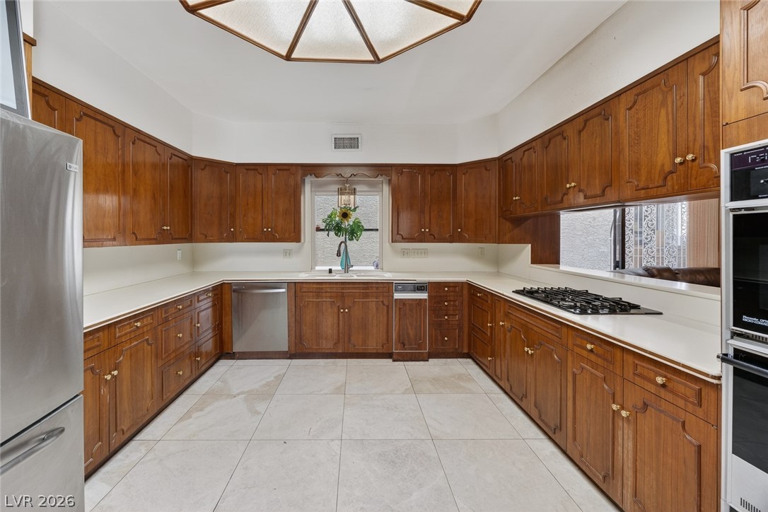 2834 Queens Courtyard Drive Property Photo 6