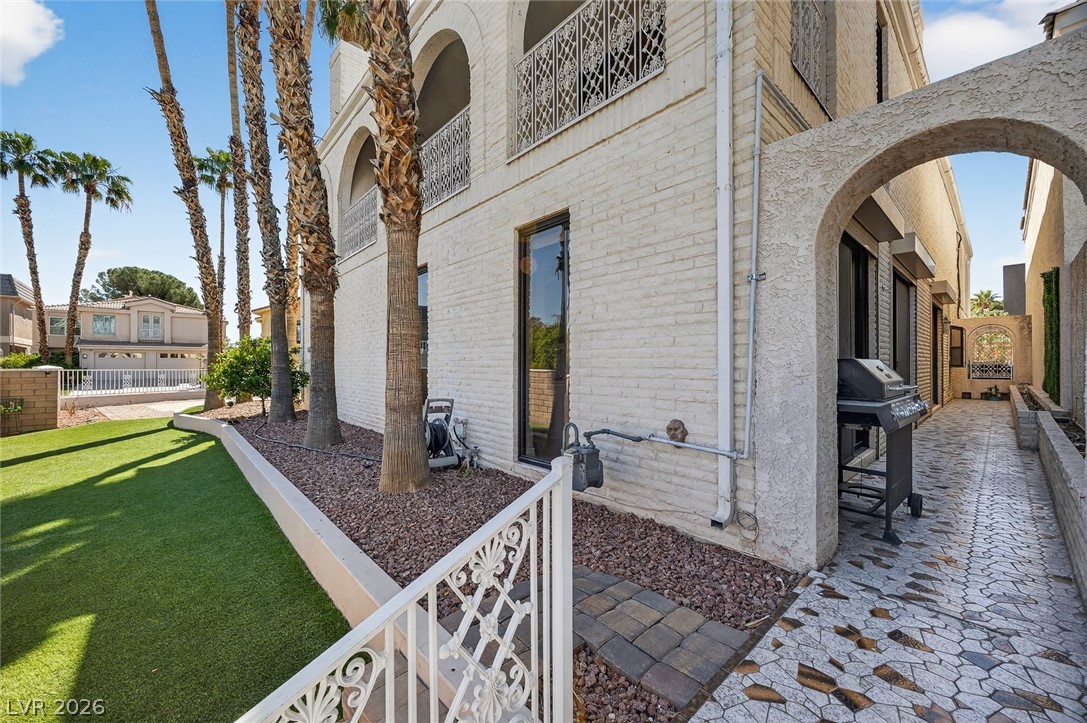 2834 Queens Courtyard Drive Property Photo 18