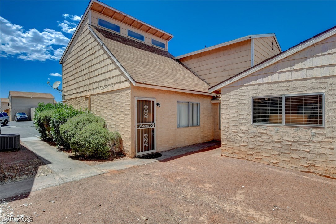 5198 Garden Lane D Property Photo 3