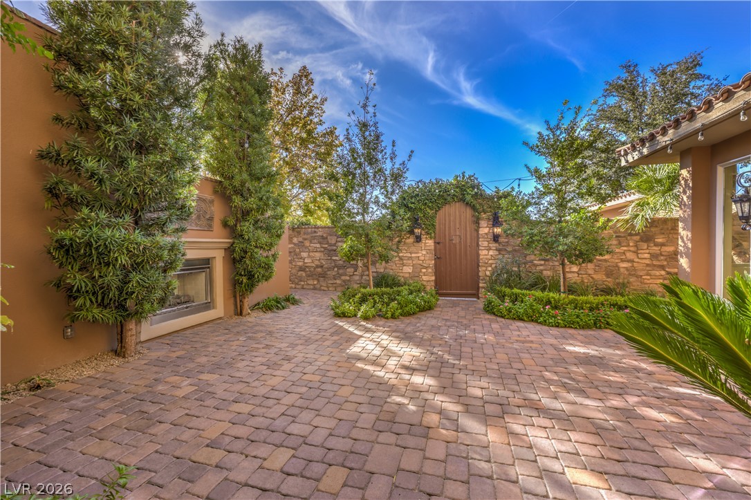 16 Anthem Pointe Court Property Photo 3