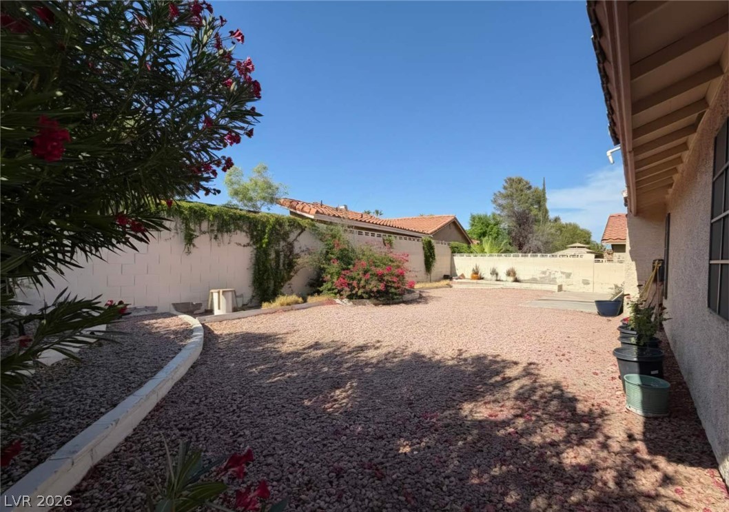 5724 West Viking Road Property Photo 3