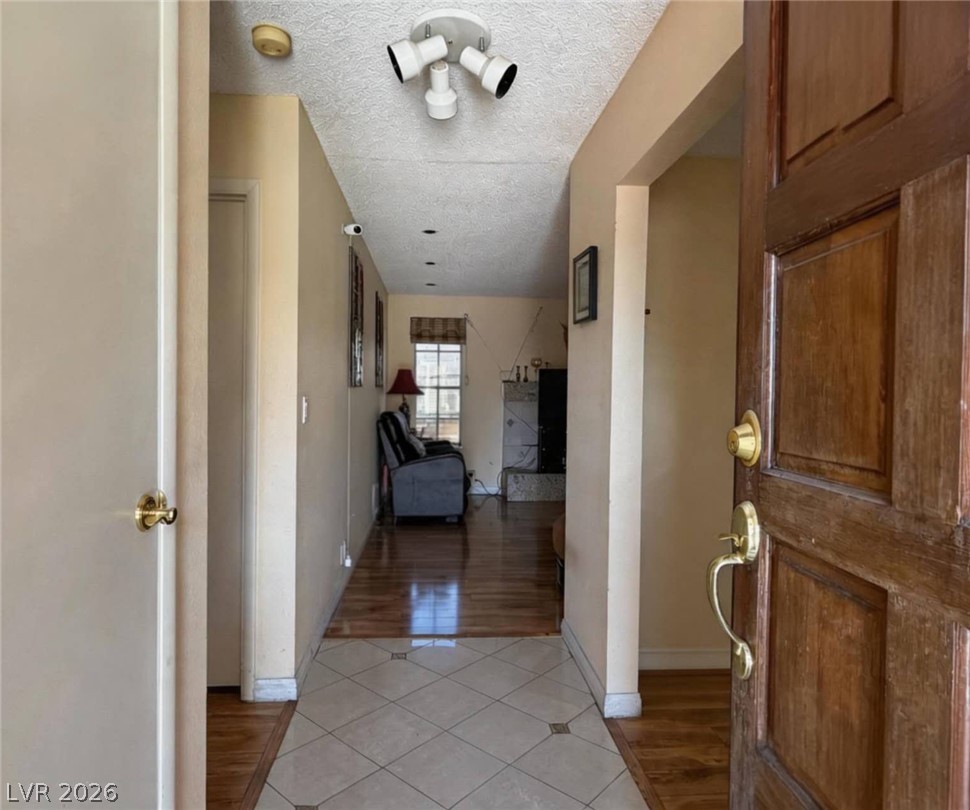 5724 West Viking Road Property Photo 4