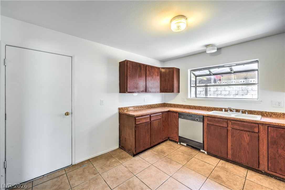 4462 Newton Drive Property Photo 8