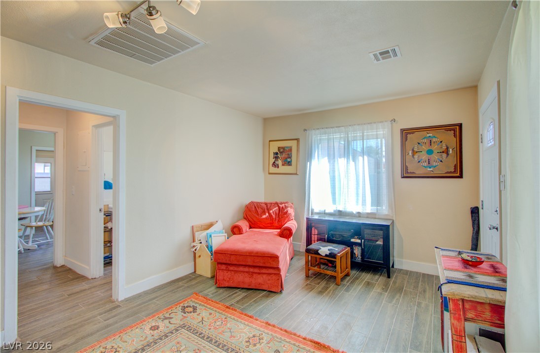 533 Date Street Property Photo 3