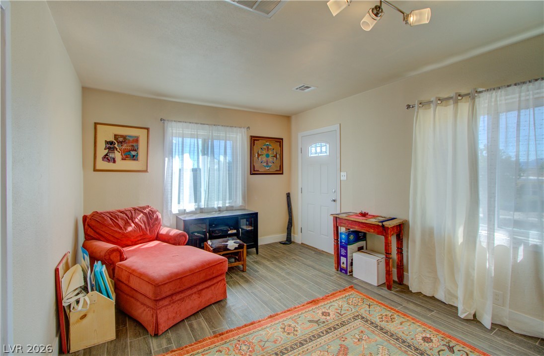 533 Date Street Property Photo 4
