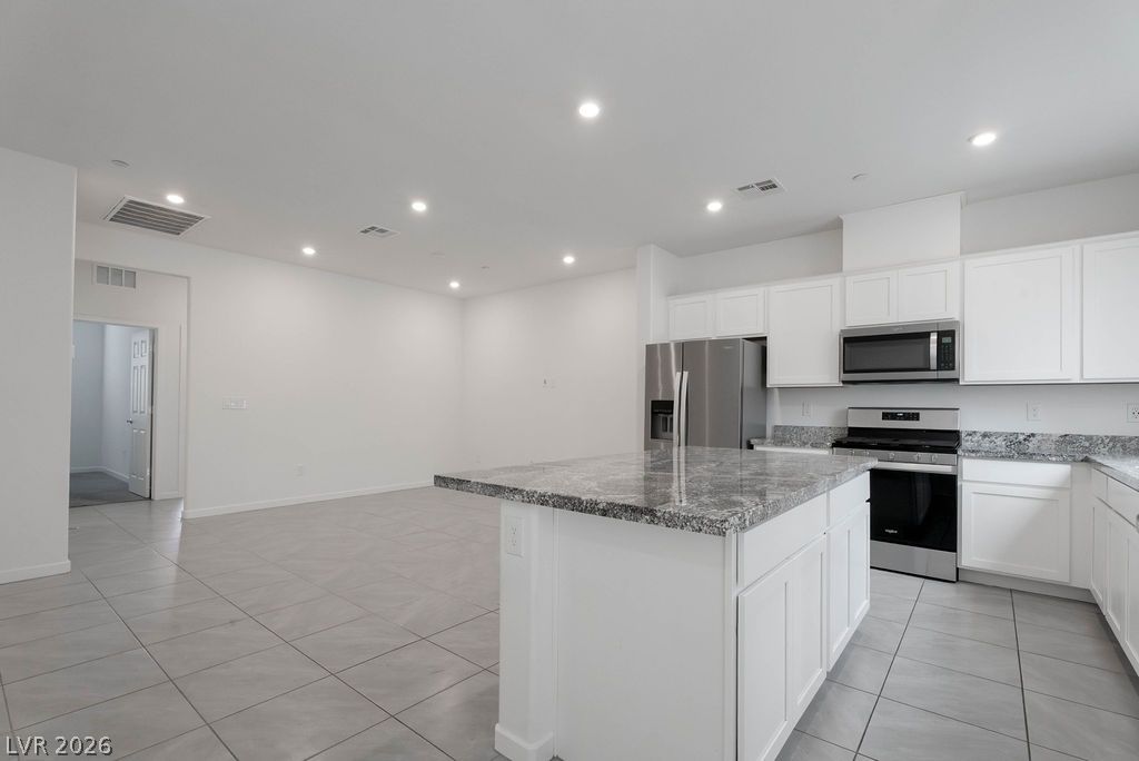 902 Bronzite Street Property Photo 13