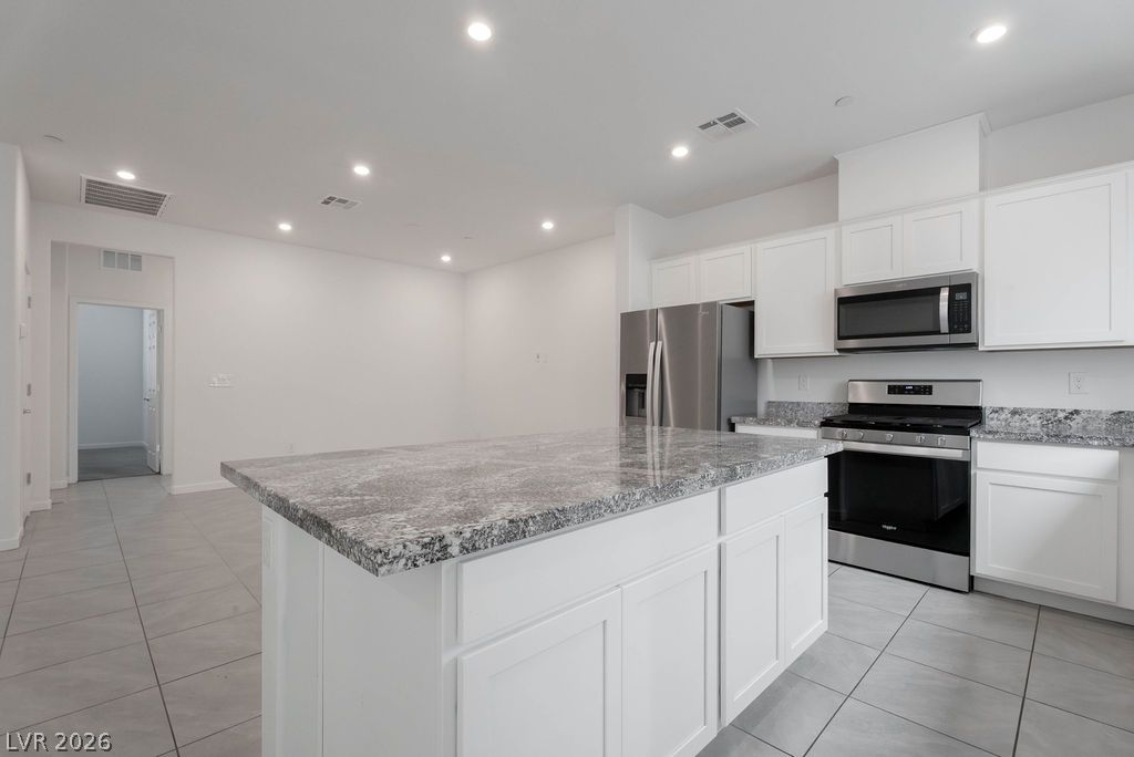 902 Bronzite Street Property Photo 14