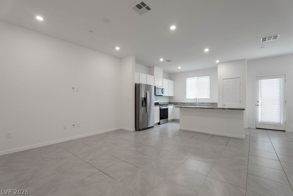 902 Bronzite Street Property Photo 22
