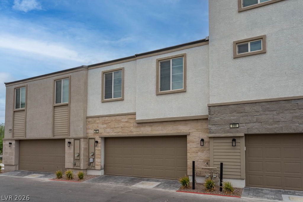 902 Bronzite Street Property Photo 40