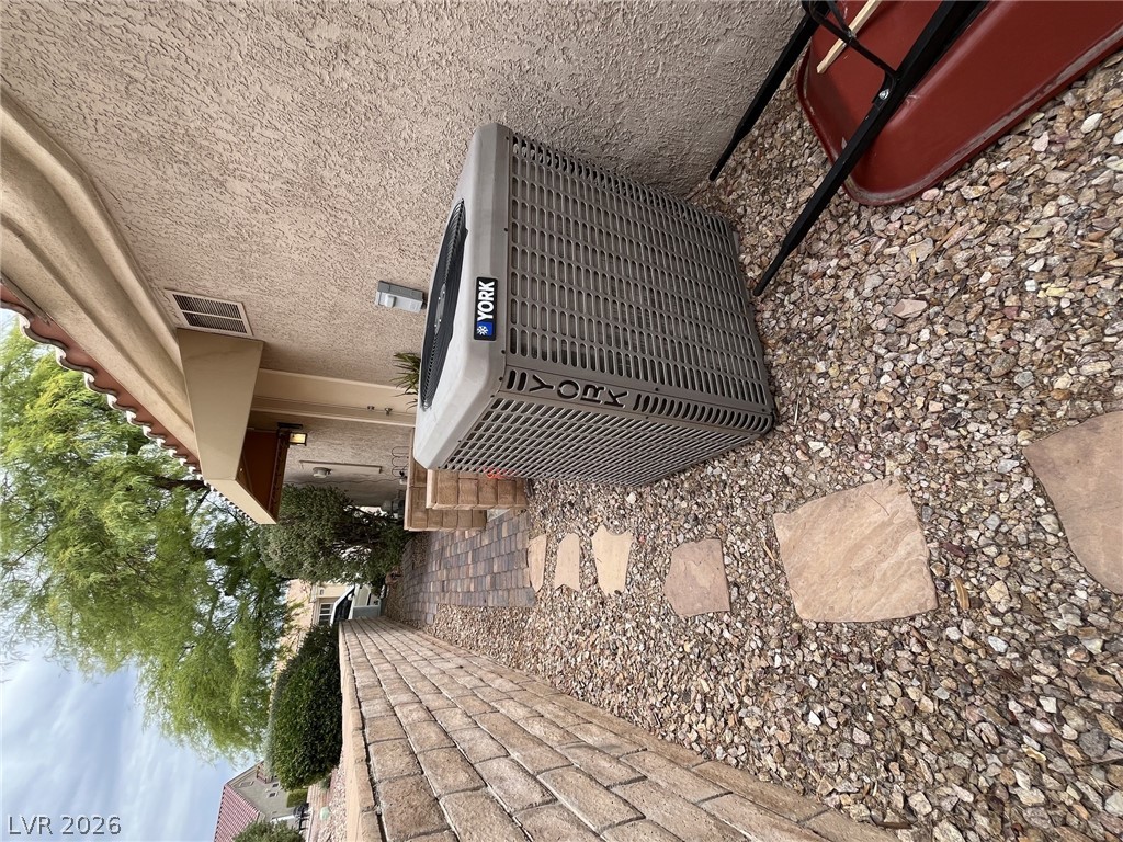 10133 Cresent Creek Drive Property Photo 32
