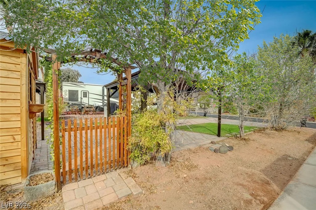 866 Sparrow Way Property Photo 16