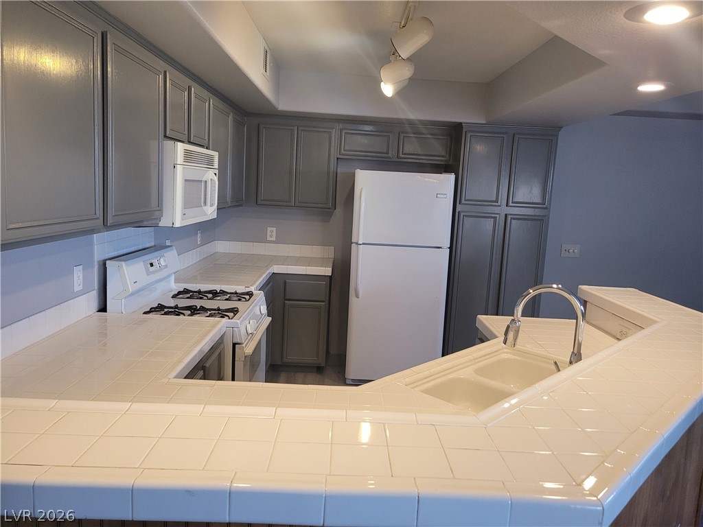 6917 Cobre Azul Avenue 202 Property Photo 6