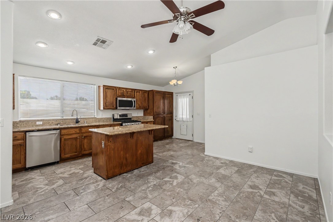 9501 Fox Forest Avenue Property Photo 7
