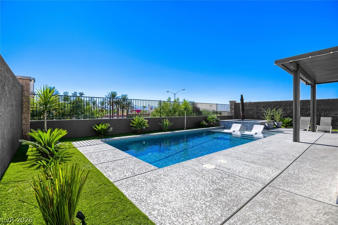 707 Glowing Horizon Street Property Photo 5
