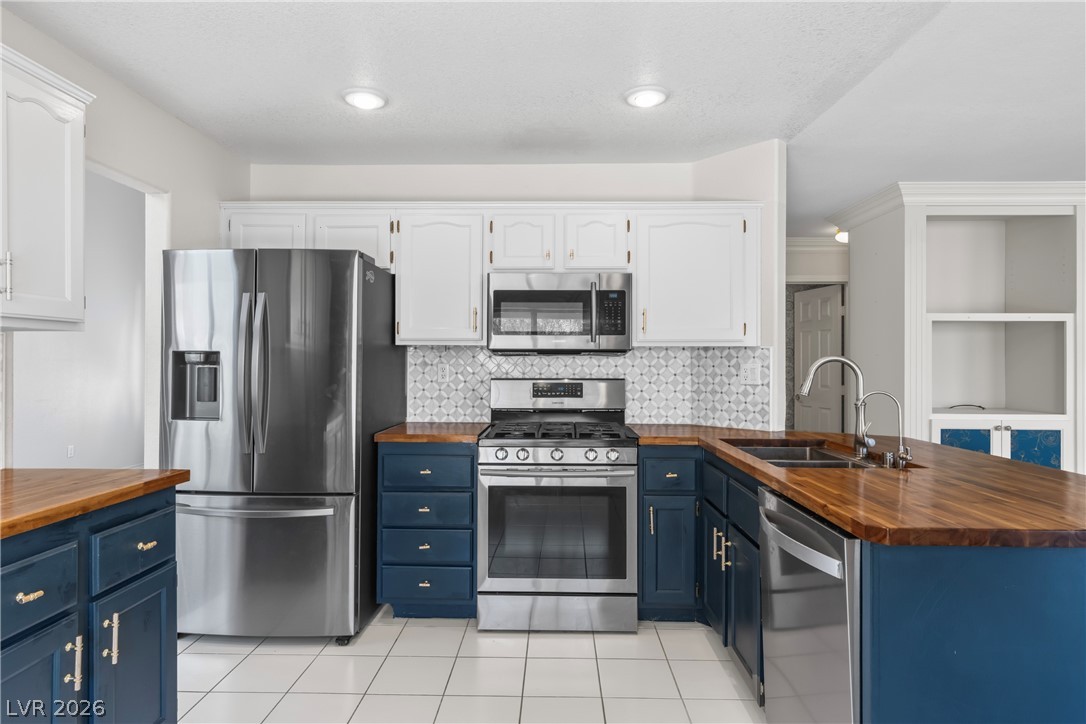2444 Avenida Flores Property Photo 10