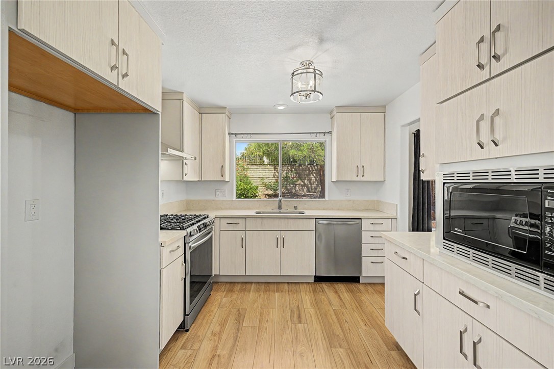 3017 Hawksdale Drive Property Photo 4