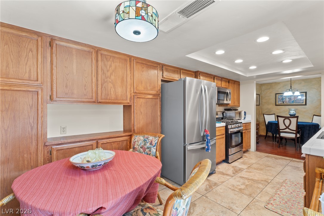 2402 Pickwick Drive Property Photo 10