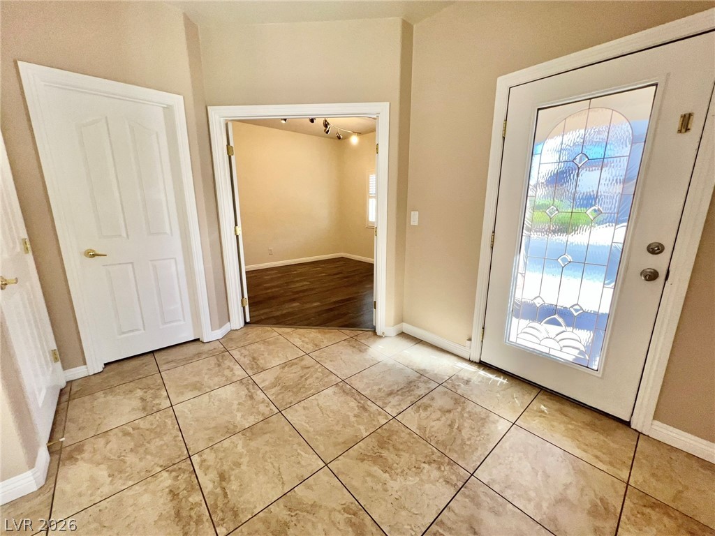 5014 Tunnel Falls Drive Property Photo 4