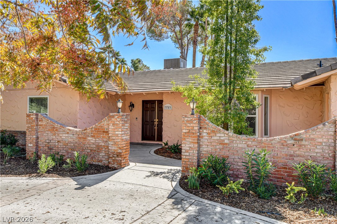 3753 Meadowcrest Drive Property Photo 4