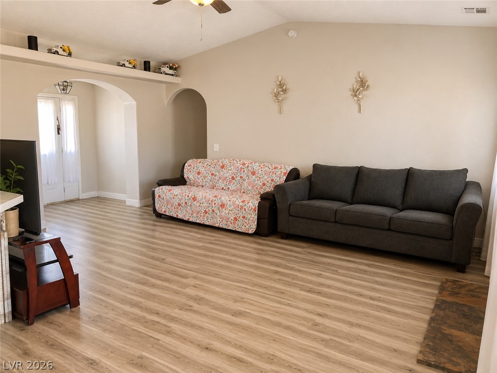 200 East Gamebird Road Property Photo 5