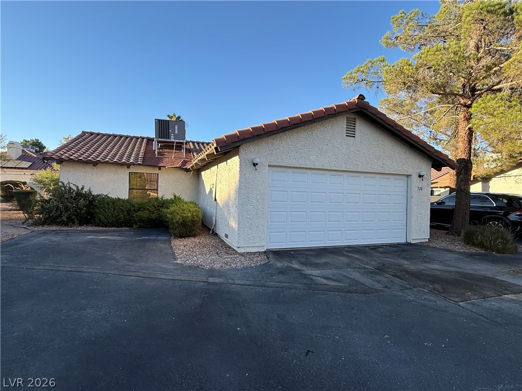 720 Sea Pines Lane Property Photo 2