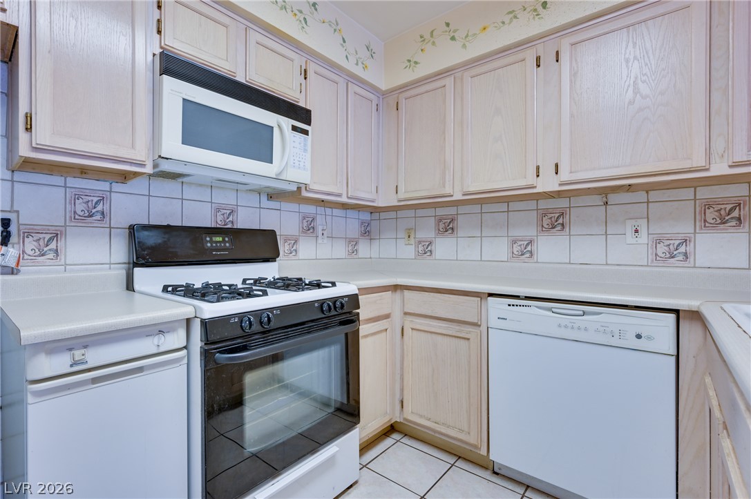 2032 Bavington Drive B Property Photo 12