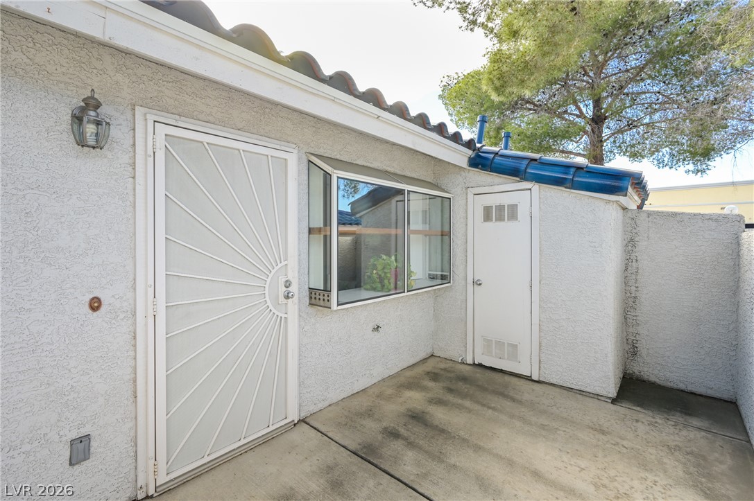 2032 Bavington Drive B Property Photo 24