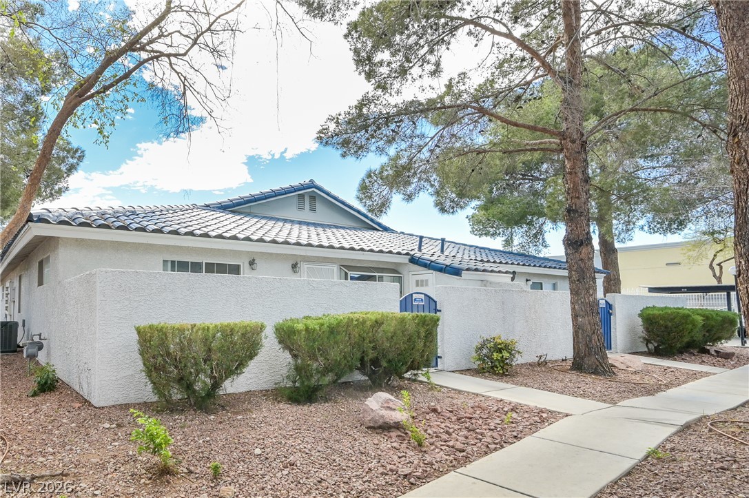2032 Bavington Drive B Property Photo 31