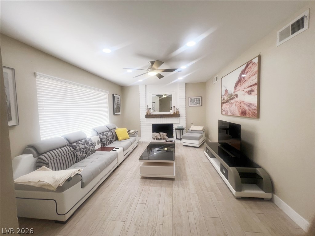 4194 Greenpoint Street Property Photo 4