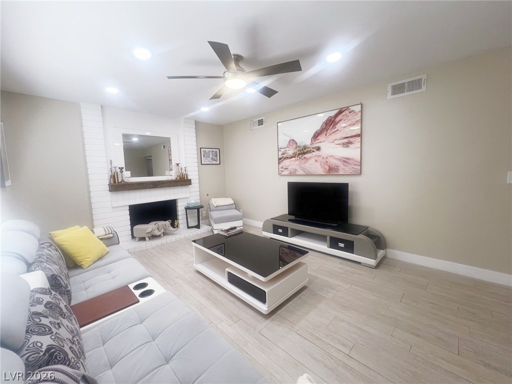 4194 Greenpoint Street Property Photo 5